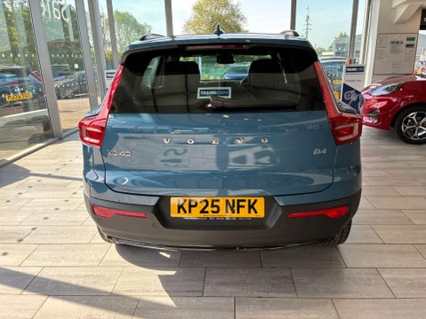 Volvo XC40 2.0 B4 MHEV Plus Dark DCT Auto Euro 6 (s/s) 5dr 6