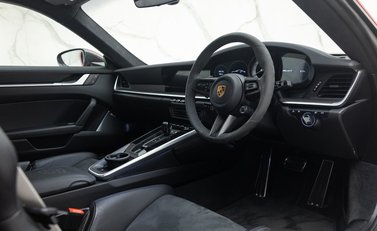 Porsche 911 Turbo S (992) Lightweight 13