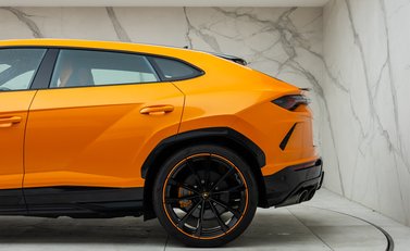 Lamborghini Urus Pearl Capsule 34
