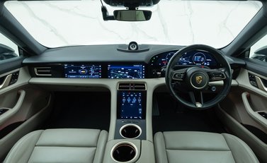 Porsche Taycan 4S Cross Turismo 18