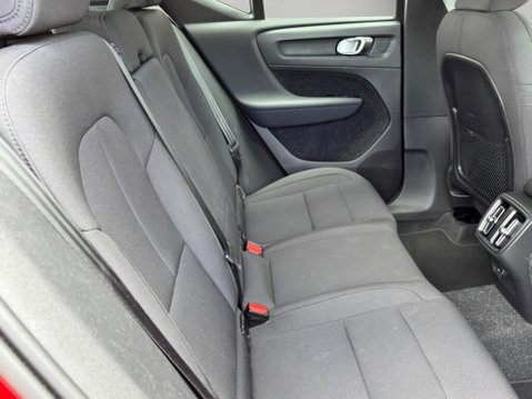 Volvo XC40 2.0 B4 MHEV Momentum Auto AWD Euro 6 (s/s) 5dr 32