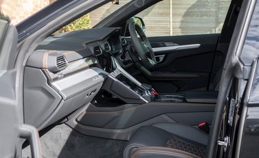 Lamborghini Urus 16