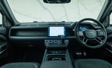 Land Rover Defender 110 V8 Bond Edition 21