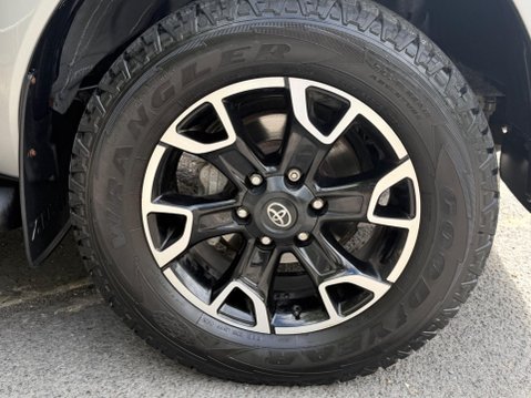 Toyota Hilux INVINCIBLE X 4WD D-4D DCB 14