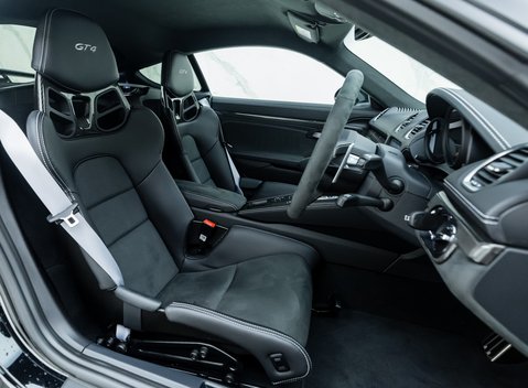 Porsche Cayman GT4 (718) 11