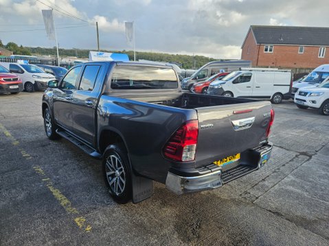 Toyota Hilux INVINCIBLE 4WD D-4D DCB 4