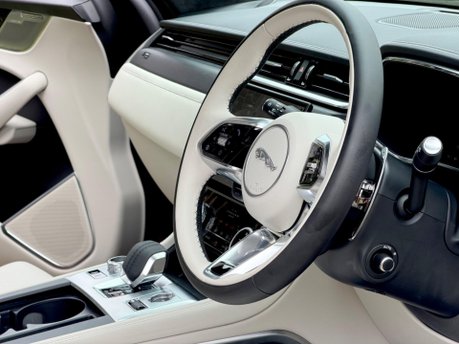 Jaguar F-Pace R-DYNAMIC HSE BLACK 90TH ANNIVERSARY EDITION 40