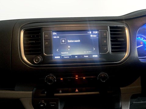 Vauxhall Vivaro Life 50kWh Combi MPV 5dr Electric Auto LWB (9 Seat, 11kW Charger) (136 ps) Elect 17