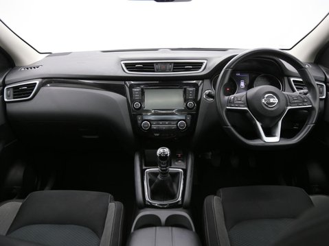 Nissan Qashqai 1.3 DIG-T N-Connecta Euro 6 (s/s) 5dr 9