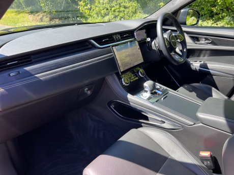 Jaguar F-Pace 2.0 D200 MHEV R-Dynamic HSE Black Auto AWD Euro 6 (s/s) 5dr 31