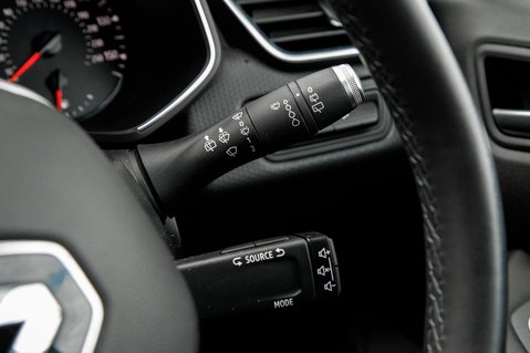 Renault Clio ICONIC TCE 17
