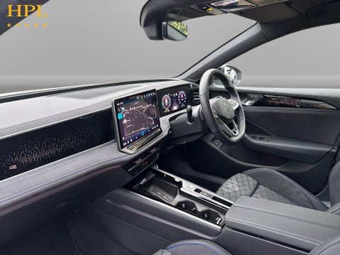 Volkswagen Passat 1.5 TSI eHybrid 19.7kWh R-Line Estate 5dr Petrol Plug-in Hybrid DSG Euro 6 15