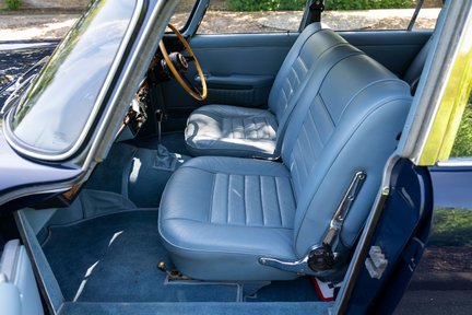 Aston Martin Lagonda Rapide Sports Saloon Manual 28