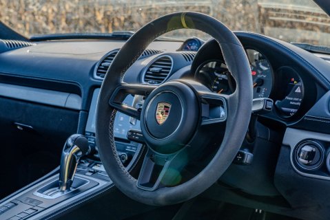 Porsche 718 Cayman GT4 PDK 13