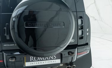 Land Rover Defender 110 V8 Bond Edition 37