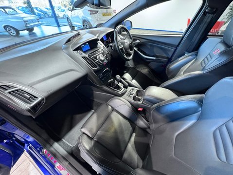 Ford Focus 2.0T EcoBoost ST-3 Euro 5 (s/s) 5dr 24