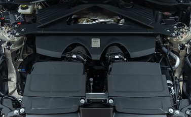 Aston Martin DB12 V8 33