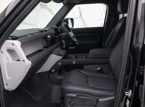 Land Rover Defender 110 X-Dynamic S D250 13