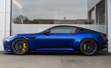 Aston Martin DB12 V8 3