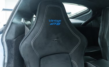 Aston Martin Vantage GT8 12