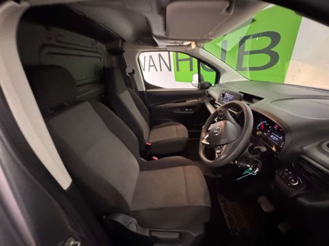 Vauxhall Combo Combo-e 2300 Dynamic SWB 11