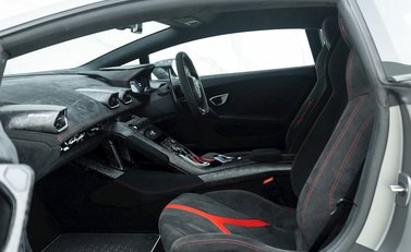 Lamborghini Huracan LP640-4 Performante 12
