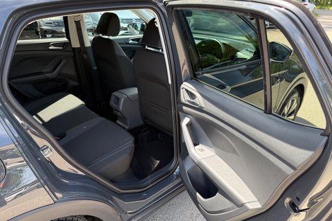 Volkswagen T-Cross SE TSI DSG - ONE OWNER - APPLE CAR PLAY - PARKING SENSORS- FULL SERVICE HIS 29