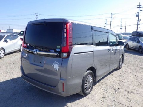 Toyota Esquire Hybrid 3