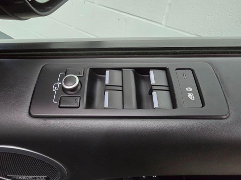 Land Rover Discovery 3.0 TD V6 HSE Luxury Auto 4WD Euro 6 (s/s) 5dr 51