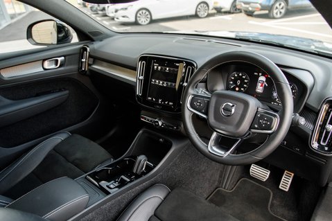 Volvo XC40 B4 R-DESIGN PRO AWD MHEV 4