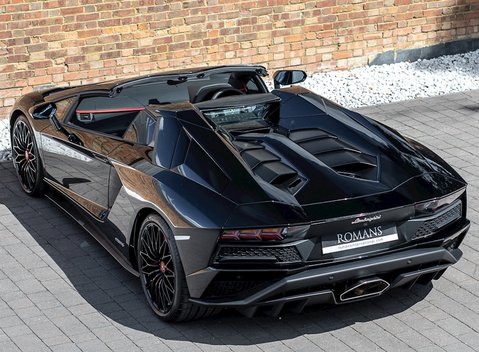 Lamborghini Aventador S LP740-4 Roadster 13