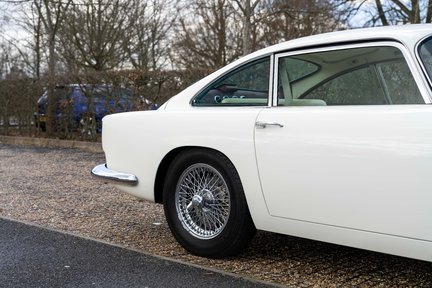 Aston Martin DB4 Series III 17