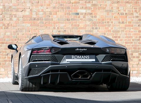 Lamborghini Aventador S LP740-4 Roadster 3