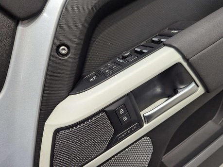 Land Rover Defender 3.0 Defender SE D MHEV Auto 4WD 5dr 81