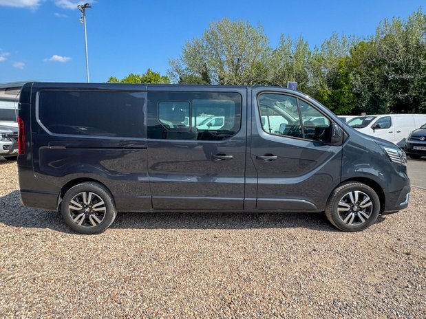 Renault Trafic Crew Cab AUTO LWB L2H1 Sport LI30 A/C Alloys Nav Sensors Tow Bar EURO 6 6