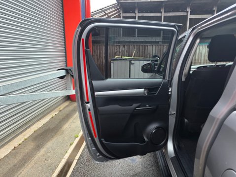 Toyota Hilux INVINCIBLE 4WD D-4D DCB 22