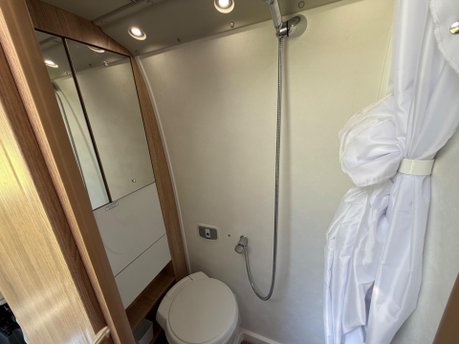 Auto-Trail V-Line 635 35 L4H2 STANDARD PV 8