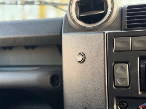 Land Rover Defender 2.2 Defender 90 Hard Top TD 4WD 5dr 18