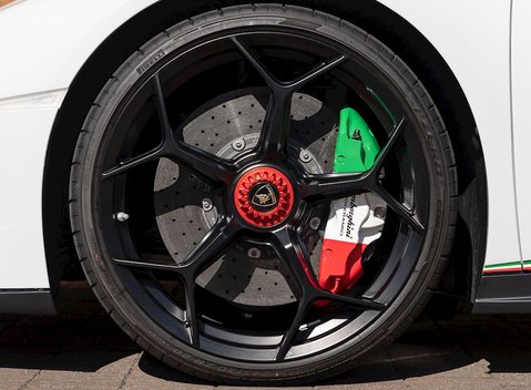 Lamborghini Huracan LP640-4 Performante 10