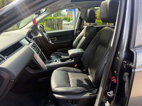 Land Rover Discovery Sport 2.0 Discovery Sport Black HSE SD4 Auto 4WD 5dr 12