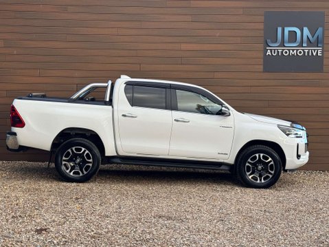 Toyota Hilux 2.8 HI-Luxury Invincible D-4D 4WD Double Cab Auto 4WD 5dr 3
