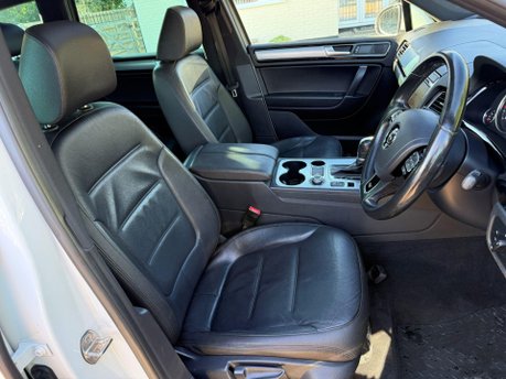 Volkswagen Touareg 3.0 TDI V6 BlueMotion Tech R-Line Tiptronic 4WD Euro 6 (s/s) 5dr 23
