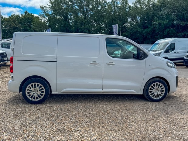 Vauxhall Vivaro SWB L1H1 [SOLD SM] Low Roof Pro F2700 Air Con Nav Sensors EURO 6 5