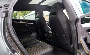 Lamborghini Urus 14