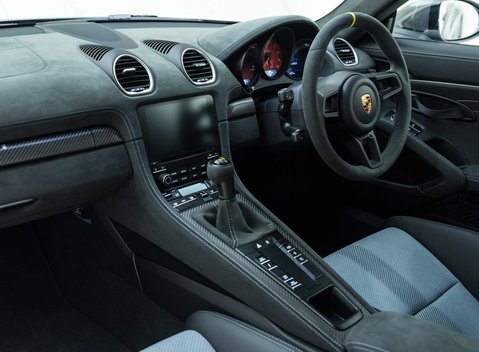 Porsche Cayman GT4 RS (718) 16