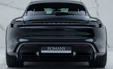 Porsche Taycan TURBO S CROSS TURISMO 8