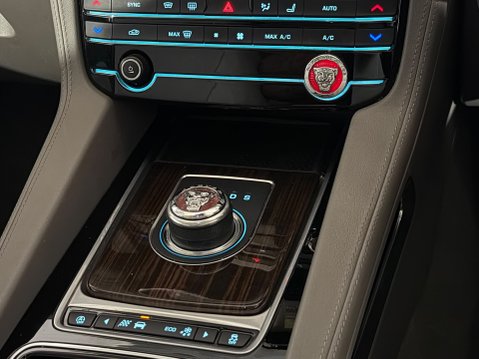 Jaguar F-Pace PORTFOLIO AWD 16