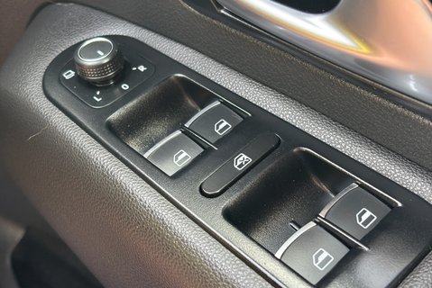 Volkswagen Amarok V6 258 Tdi DSG Aventura Black Edition 4Motion with Roller Shutter 37