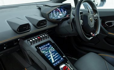 Lamborghini Huracan LP640-4 EVO 12