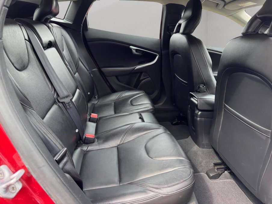 2015 Volvo V40 — image 38